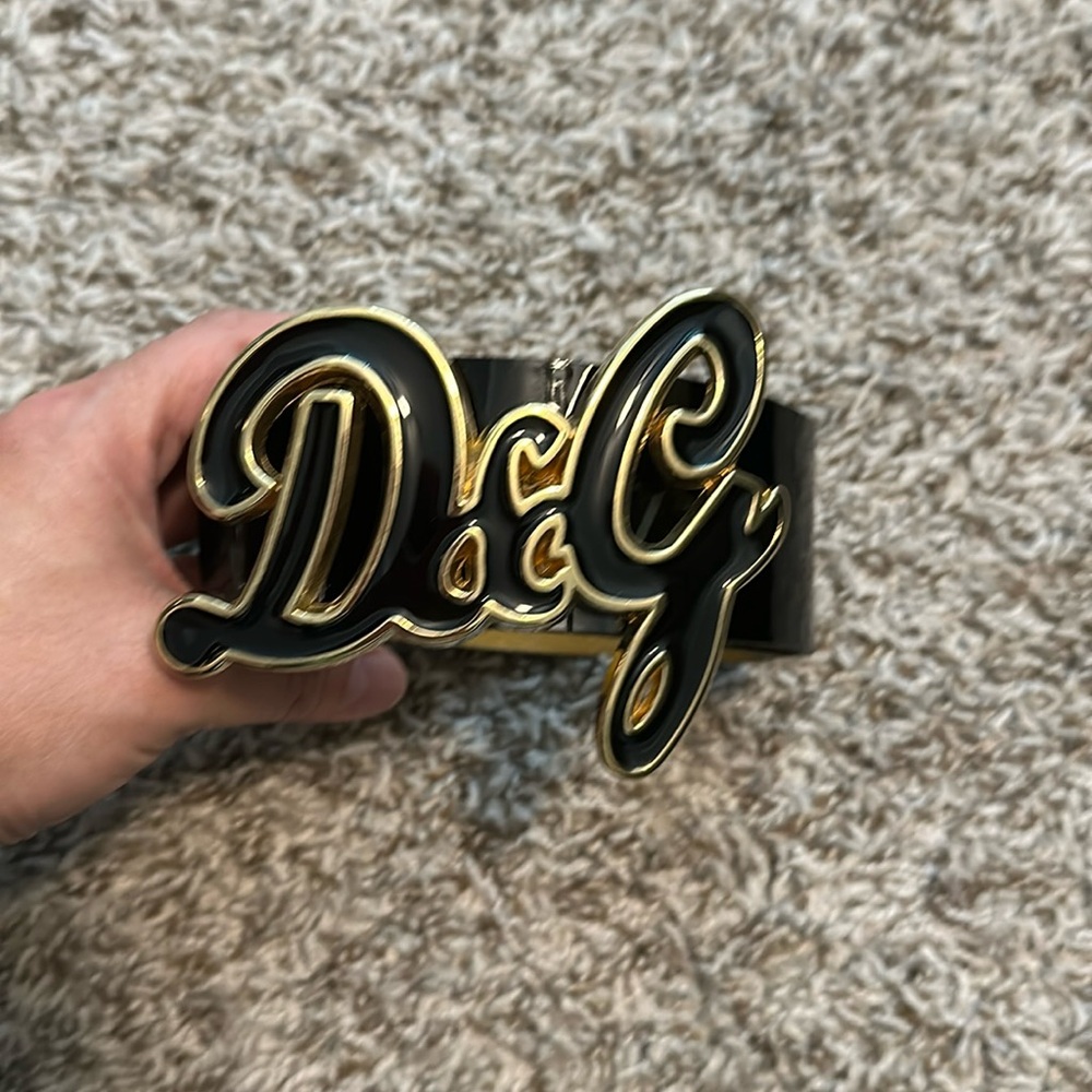 D&G patent leather women’s belt in black with D&G buckle in script